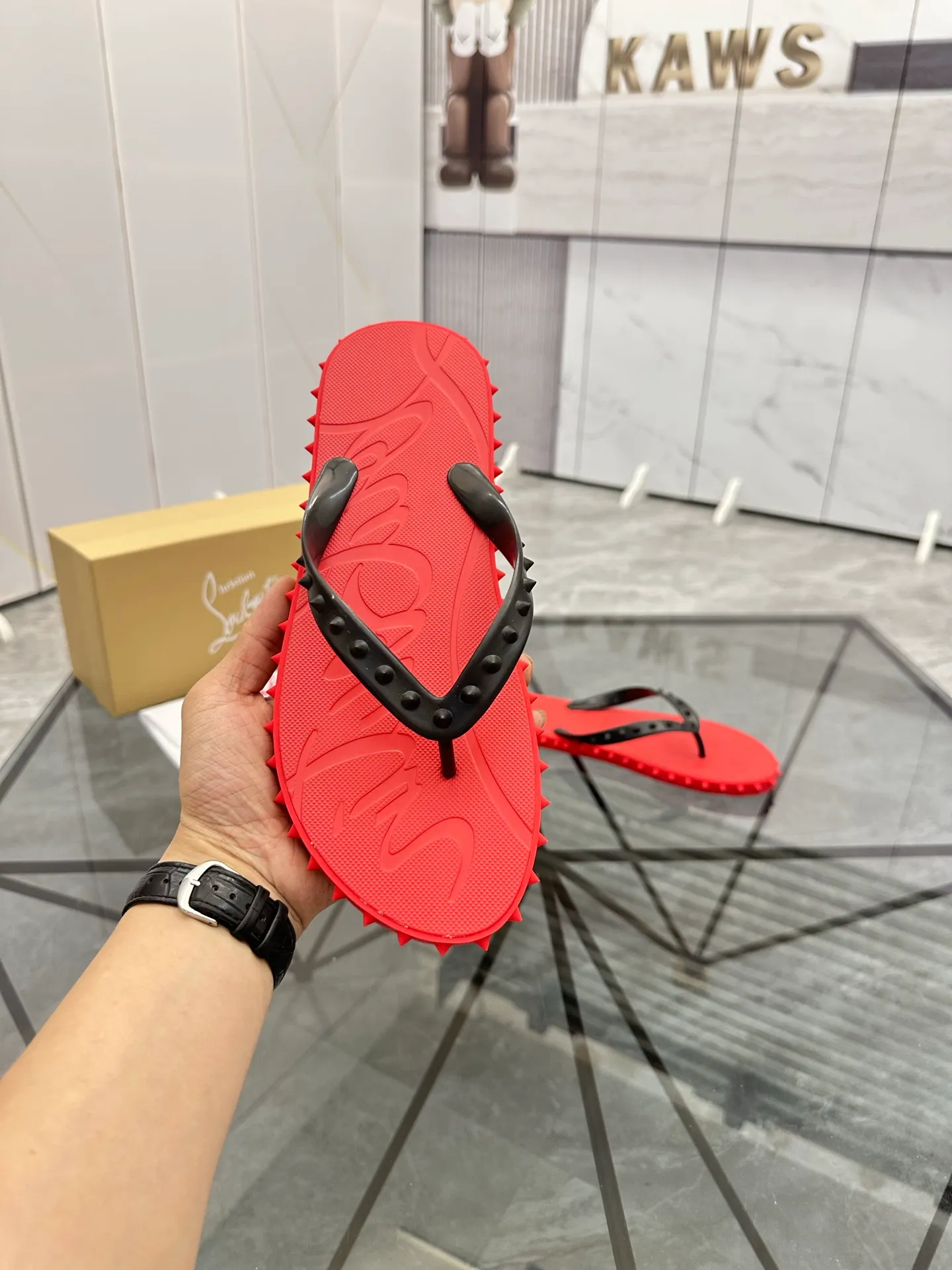 Men's shoes: 💰P280¥ Product trademark: CL red-soled shoes* "CL*" flip-flops Regular size: 36-44 (can be customized to 45.46) Couple style Product materials: Original material from upper counter, 5D color printing process, high-end rivets, original lining, original outsole. Number: 789